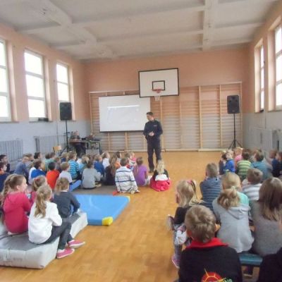 Spotkanie uczniów z przedstawicielem policji na temat bezpieczeństwa w Internecie